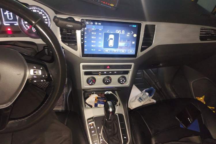 Used Volkswagen Golf Sportsvan 2016 230TSI Automatic Trend Edition Audio And AC Panel