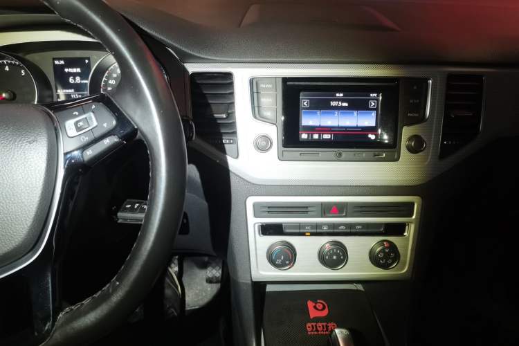 Used Volkswagen Golf Sportsvan 2016 230TSI Automatic Trend Edition Audio And AC Panel