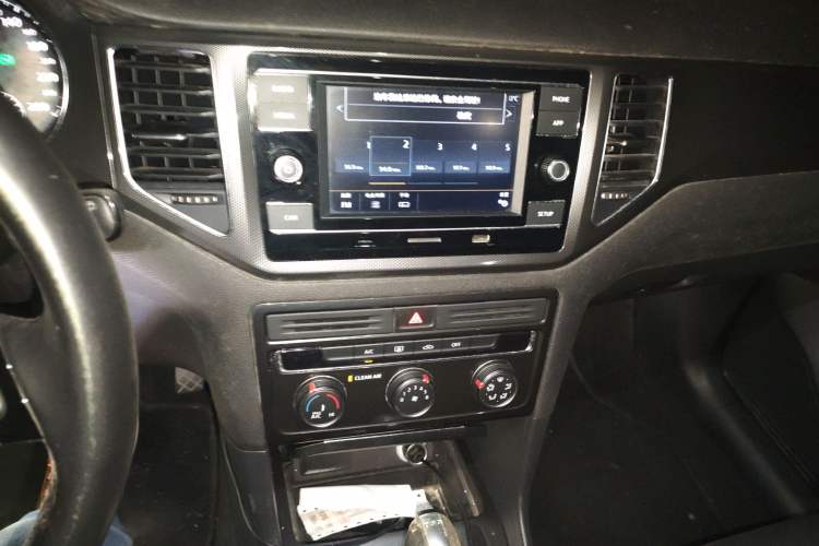 Used Volkswagen Golf Sportsvan 2016 230TSI Automatic Trend Edition Audio And AC Panel
