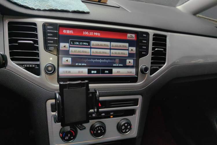 Used Volkswagen Golf Sportsvan 2016 230TSI Automatic Trend Edition Audio And AC Panel