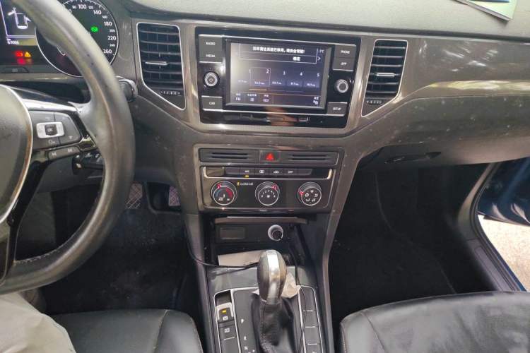 Used Volkswagen Golf Sportsvan 2016 230TSI Automatic Trend Edition Audio And AC Panel