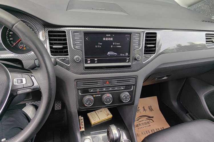 Used Volkswagen Golf Sportsvan 2016 280TSI Automatic Luxury Model Audio And AC Panel
