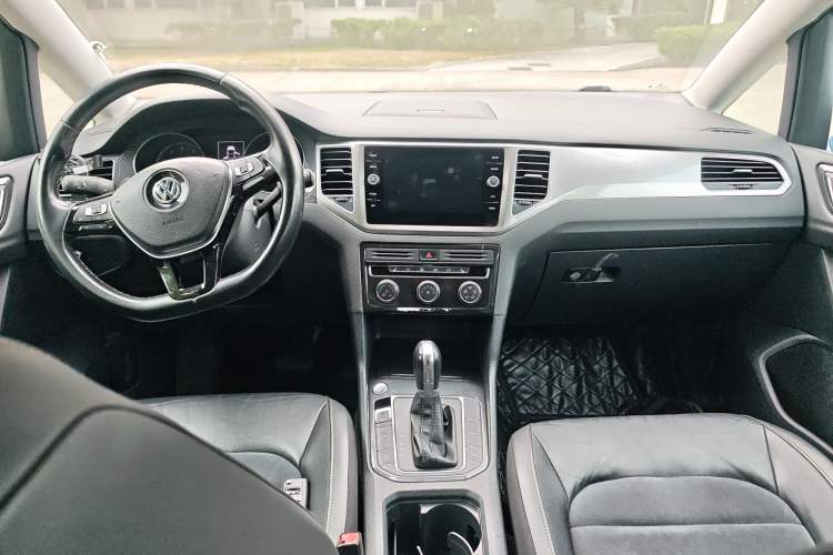 Used Volkswagen Golf Sportsvan 2016 280TSI Automatic Luxury Model Center Console