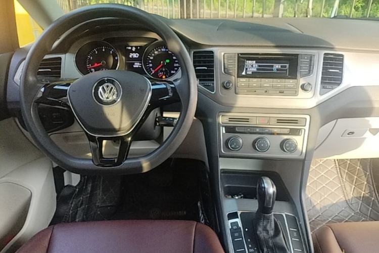 Used Volkswagen Golf Sportsvan 2016 1.6L Automatic Comfort Model Center Console