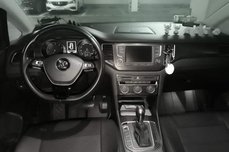 Used Volkswagen Golf Sportsvan 2016 230TSI Automatic Trend Edition Center Console