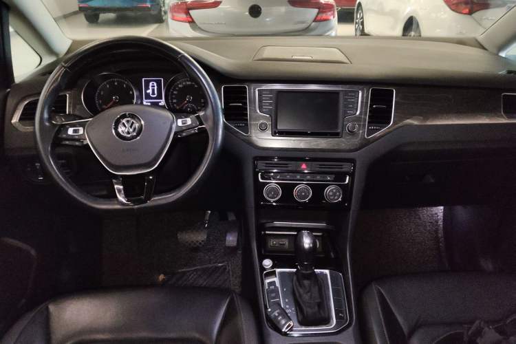 Used Volkswagen Golf Sportsvan 2016 230TSI Automatic Luxury Version Center Console