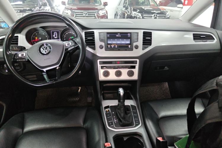 Used Volkswagen Golf Sportsvan 2016 230TSI Automatic Trend Edition Center Console
