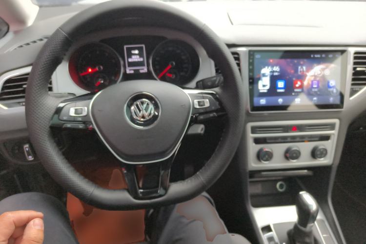 Used Volkswagen Golf Sportsvan 2016 230TSI Automatic Trend Edition Center Console