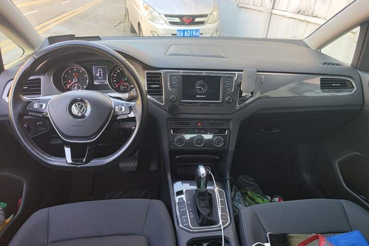 Used Volkswagen Golf Sportsvan 2016 230TSI Automatic Trend Edition Center Console