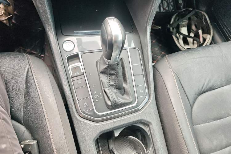 Used Volkswagen Golf Sportsvan 2016 280TSI Automatic Luxury Model Gear Lever