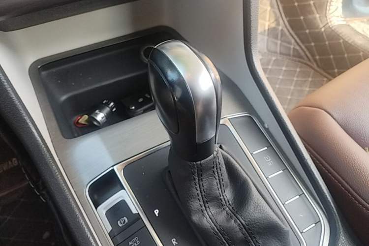 Used Volkswagen Golf Sportsvan 2016 1.6L Automatic Comfort Model Gear Lever