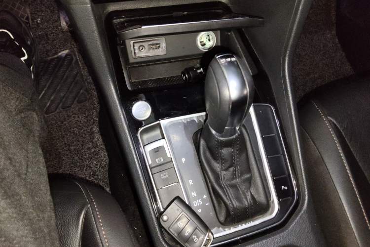 Used Volkswagen Golf Sportsvan 2016 230TSI Automatic Luxury Version Gear Lever
