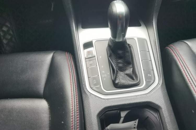 Used Volkswagen Golf Sportsvan 2016 230TSI Automatic Trend Edition Gear Lever