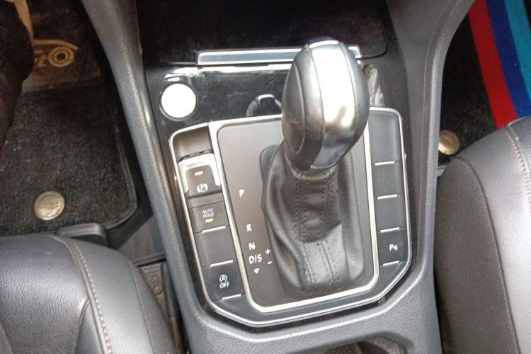 Used Volkswagen Golf Sportsvan 2016 230TSI Automatic Luxury Version Gear Lever