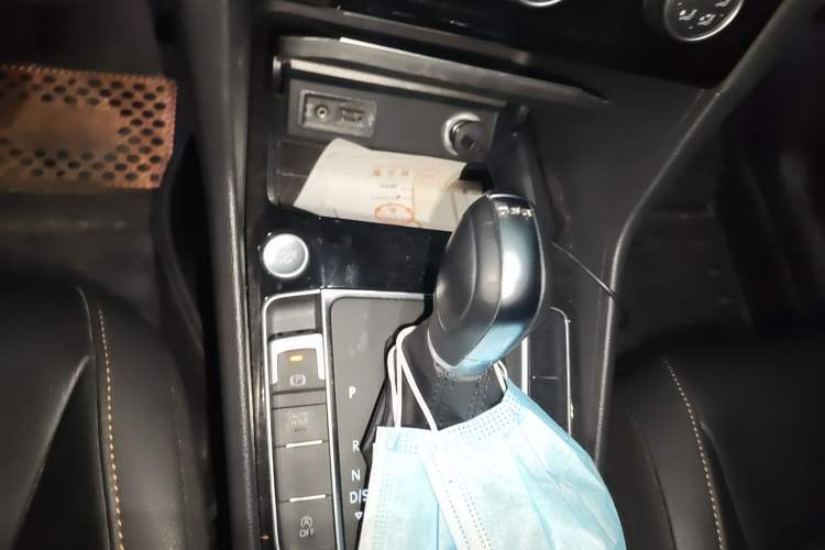 Used Volkswagen Golf Sportsvan 2016 230TSI Automatic Luxury Version Gear Lever