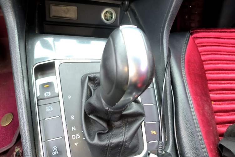 Used Volkswagen Golf Sportsvan 2016 230TSI Automatic Trend Edition Gear Lever