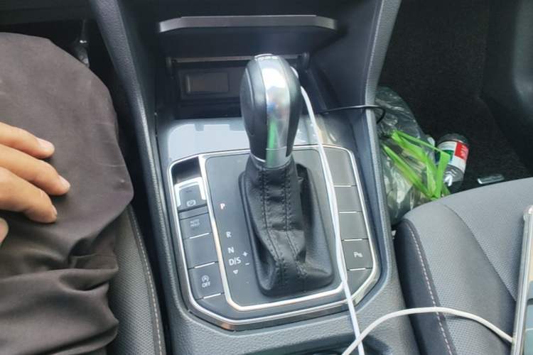 Used Volkswagen Golf Sportsvan 2016 230TSI Automatic Trend Edition Gear Lever