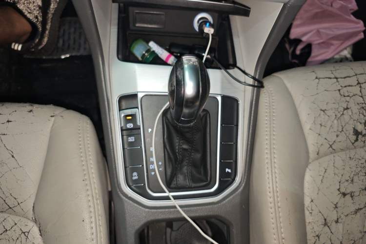 Used Volkswagen Golf Sportsvan 2016 230TSI Automatic Trend Edition Gear Lever