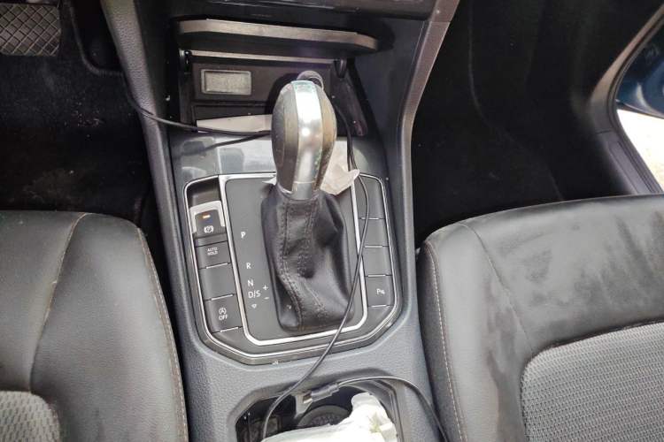 Used Volkswagen Golf Sportsvan 2016 230TSI Automatic Trend Edition Gear Lever