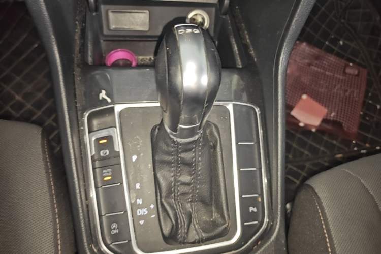 Used Volkswagen Golf Sportsvan 2016 230TSI Automatic Trend Edition Gear Lever