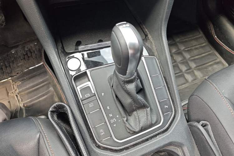 Used Volkswagen Golf Sportsvan 2016 230TSI Automatic Luxury Version Gear Lever