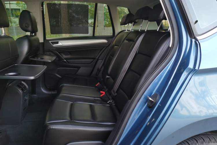 Used Volkswagen Golf Sportsvan 2016 230TSI Manual Entry-Level Trim Interior 1