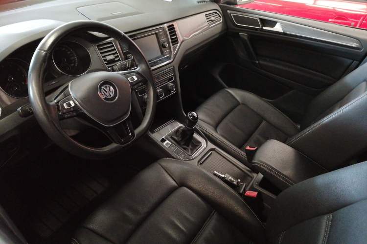 Used Volkswagen Golf Sportsvan 2016 230TSI Manual Entry-Level Trim Interior 1