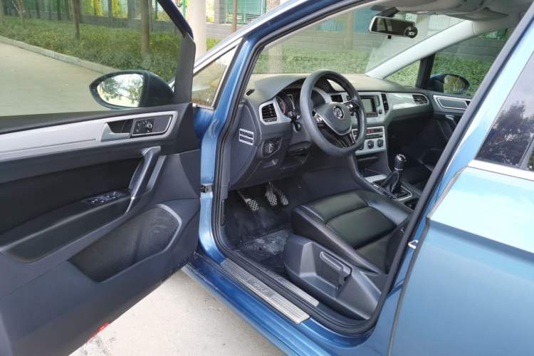 Used Volkswagen Golf Sportsvan 2016 230TSI Manual Entry-Level Trim Interior 2