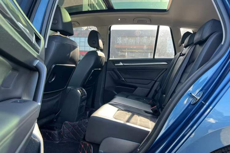 Used Volkswagen Golf Sportsvan 2016 280TSI Automatic Luxury Model Interior 2