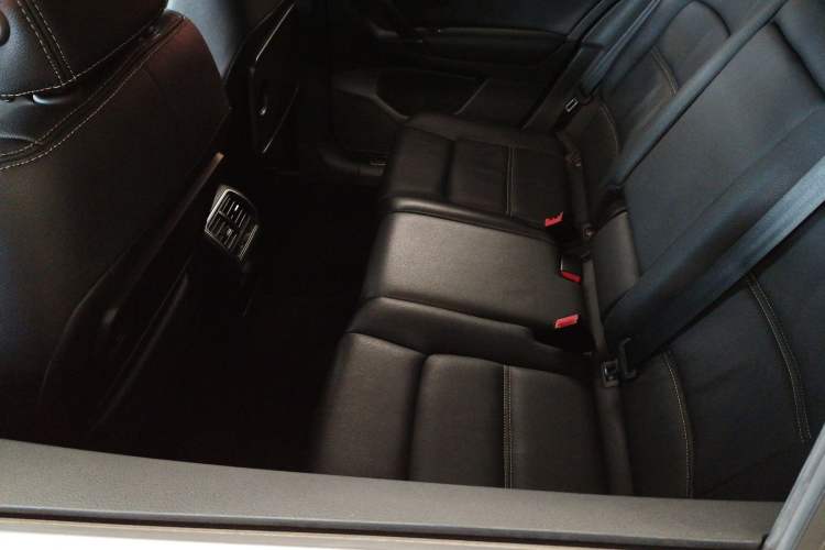 Used Volkswagen Golf Sportsvan 2016 230TSI Manual Entry-Level Trim Interior 2
