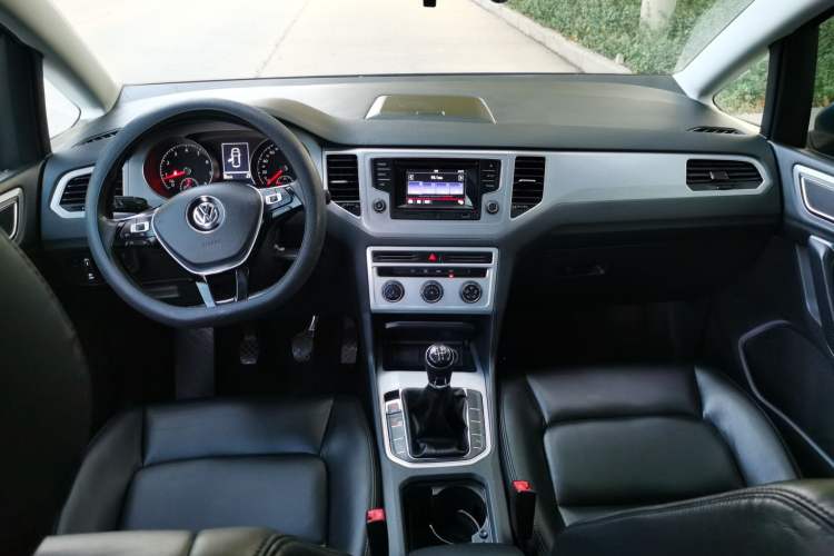 Used Volkswagen Golf Sportsvan 2016 230TSI Manual Entry-Level Trim Interior 3
