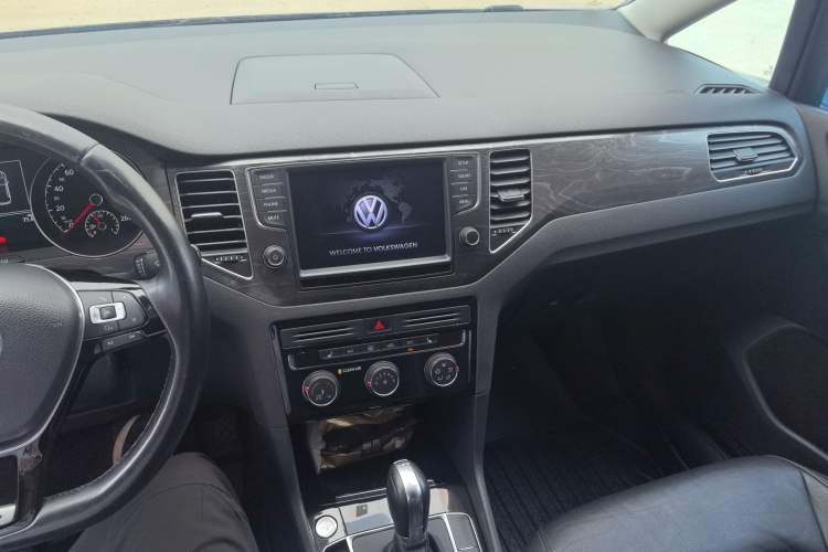 Used Volkswagen Golf Sportsvan 2016 230TSI Automatic Luxury Version Interior 3