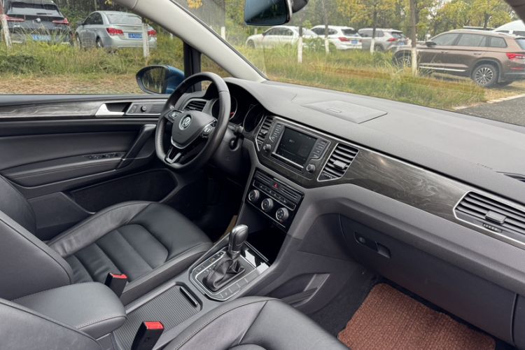 Used Volkswagen Golf Sportsvan 2016 280TSI Automatic Luxury Model Interior 9