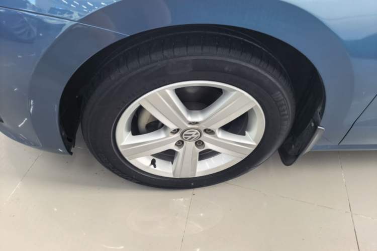 Used Volkswagen Golf Sportsvan 2016 1.6L Automatic Comfort Model Left Front Wheel Hub