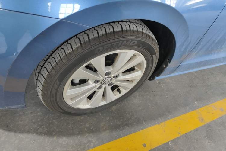 Used Volkswagen Golf Sportsvan 2016 230TSI Automatic Trend Edition Left Front Wheel Hub