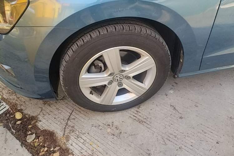 Used Volkswagen Golf Sportsvan 2016 1.6L Automatic Comfort Model Left Front Wheel Hub