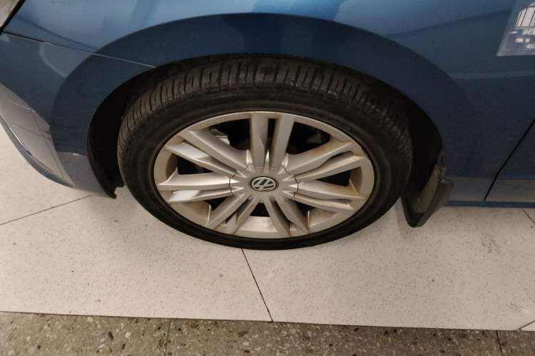 Used Volkswagen Golf Sportsvan 2016 230TSI Automatic Luxury Version Left Front Wheel Hub