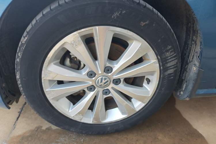 Used Volkswagen Golf Sportsvan 2016 230TSI Automatic Trend Edition Left Front Wheel Hub