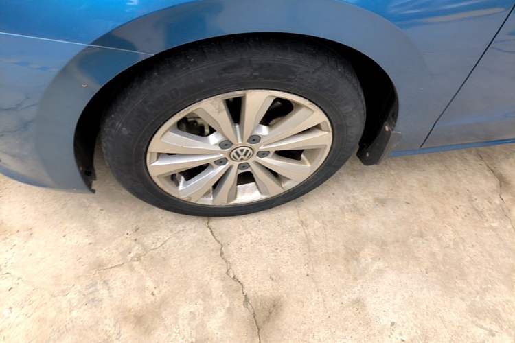 Used Volkswagen Golf Sportsvan 2016 230TSI Automatic Trend Edition Left Front Wheel Hub