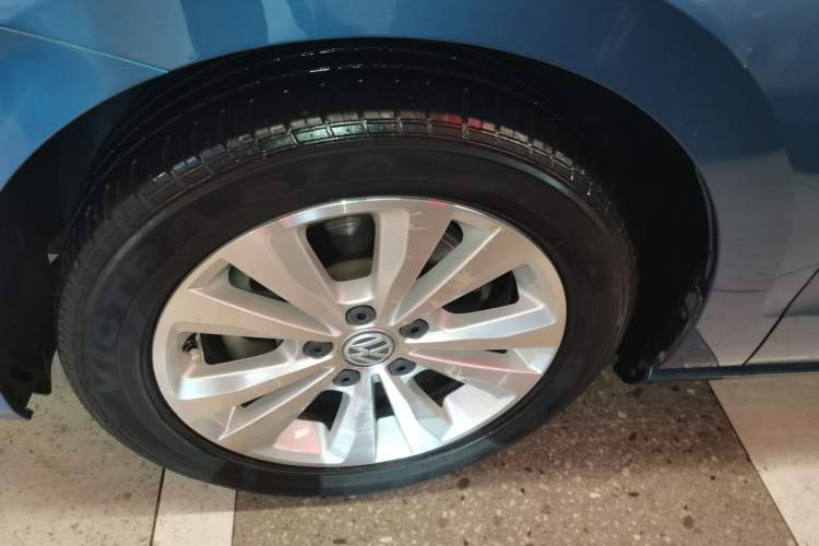 Used Volkswagen Golf Sportsvan 2016 230TSI Automatic Trend Edition Left Front Wheel Hub