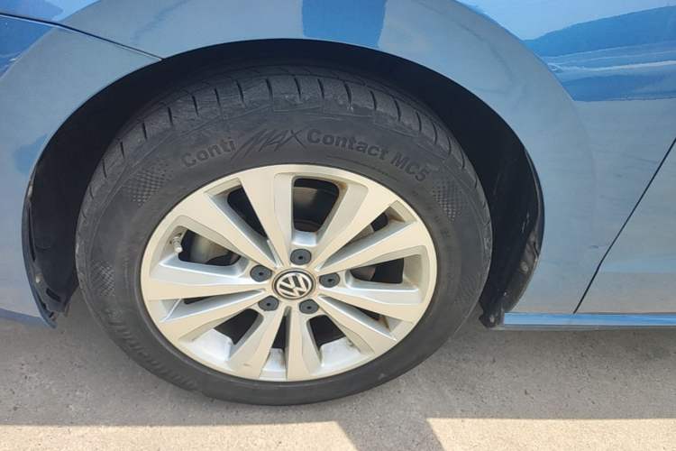 Used Volkswagen Golf Sportsvan 2016 230TSI Automatic Trend Edition Left Front Wheel Hub