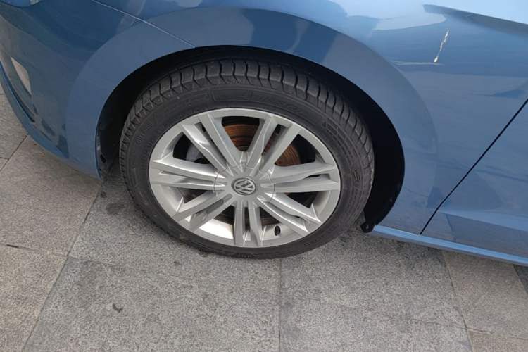 Used Volkswagen Golf Sportsvan 2016 280TSI Automatic Luxury Model Left Front Wheel Hub