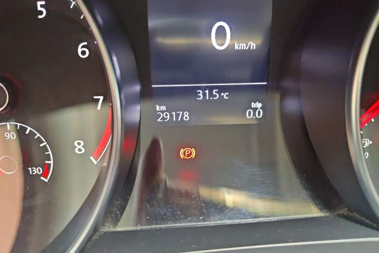 Used Volkswagen Golf Sportsvan 2016 230TSI Automatic Luxury Version Odometer Close Up