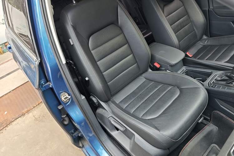 Used Volkswagen Golf Sportsvan 2016 230TSI Automatic Luxury Version Right Front Seat