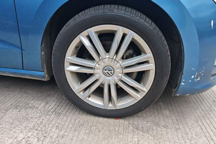 Used Volkswagen Golf Sportsvan 2016 280TSI Automatic Luxury Model Right Front Wheel Hub