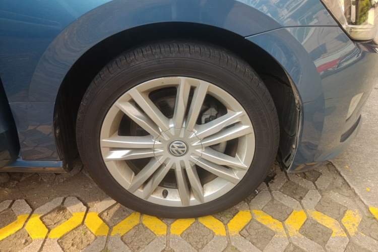 Used Volkswagen Golf Sportsvan 2016 230TSI Automatic Luxury Version Right Front Wheel Hub