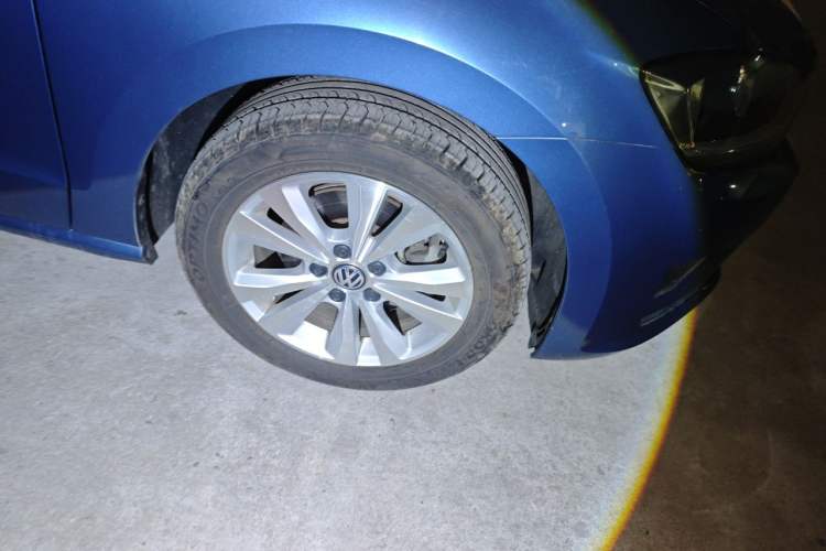 Used Volkswagen Golf Sportsvan 2016 230TSI Automatic Trend Edition Right Front Wheel Hub