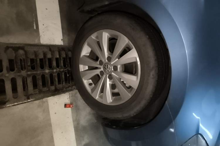 Used Volkswagen Golf Sportsvan 2016 230TSI Automatic Trend Edition Right Front Wheel Hub