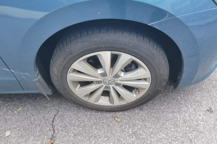 Used Volkswagen Golf Sportsvan 2016 230TSI Automatic Trend Edition Right Front Wheel Hub