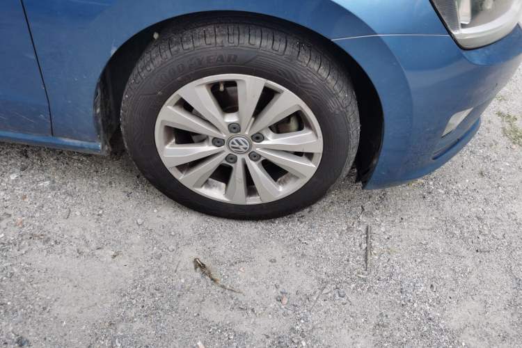 Used Volkswagen Golf Sportsvan 2016 230TSI Automatic Trend Edition Right Front Wheel Hub